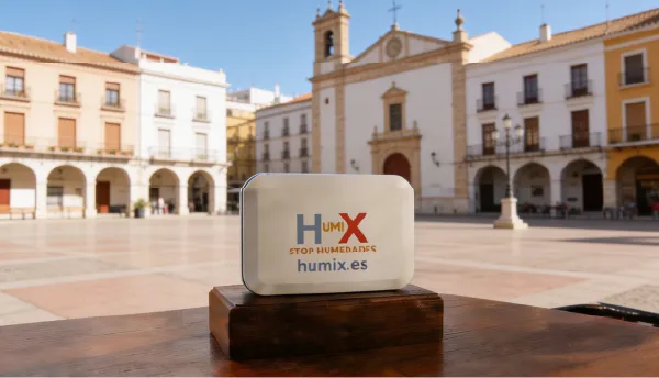 Sistema HUMIX instalado en la pared de una vivienda en Lepe